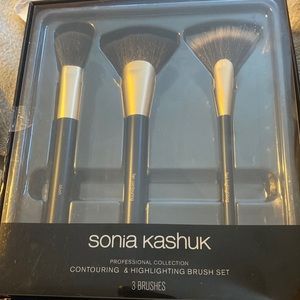 New in box Sonia kashuk contouring & highlughting brush set